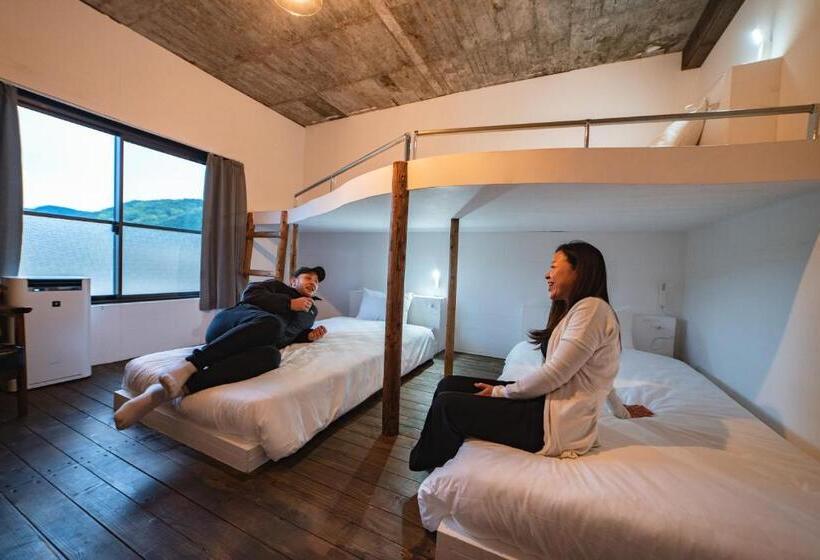 חדר סטנדרט לשלושה עם חדר אמבטיה משוף, Ichi The Hostel