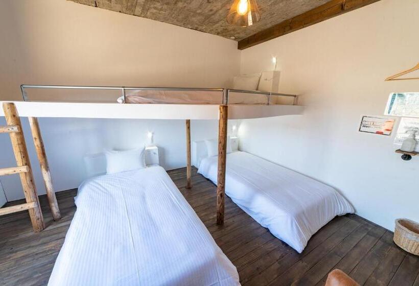 חדר סטנדרט לשלושה עם חדר אמבטיה משוף, Ichi The Hostel