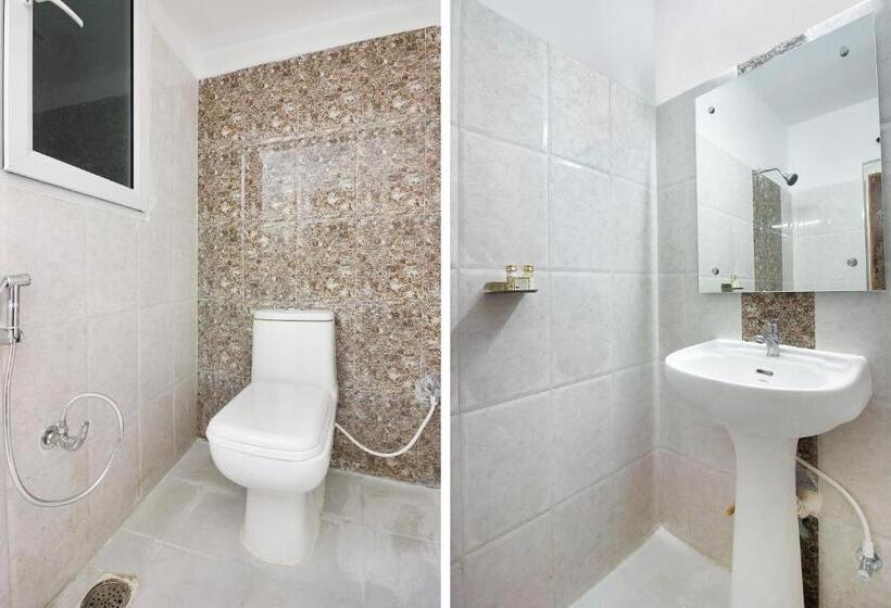 Quarto Deluxe, Capital O Sri Suprabhat Grand Near Kachiguda Railway Station