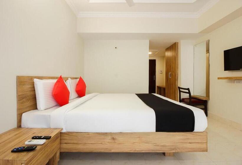 Quarto Deluxe, Capital O Sri Suprabhat Grand Near Kachiguda Railway Station