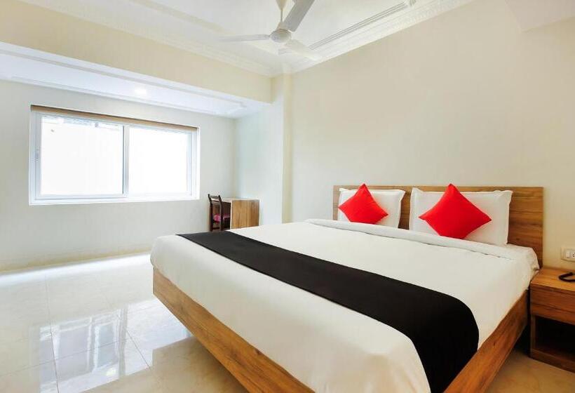 Quarto Deluxe, Capital O Sri Suprabhat Grand Near Kachiguda Railway Station