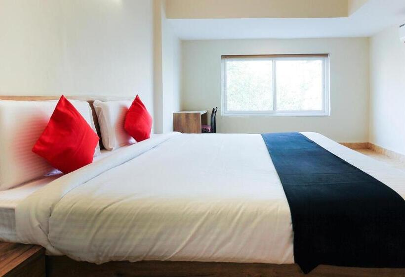 Quarto Deluxe, Capital O Sri Suprabhat Grand Near Kachiguda Railway Station