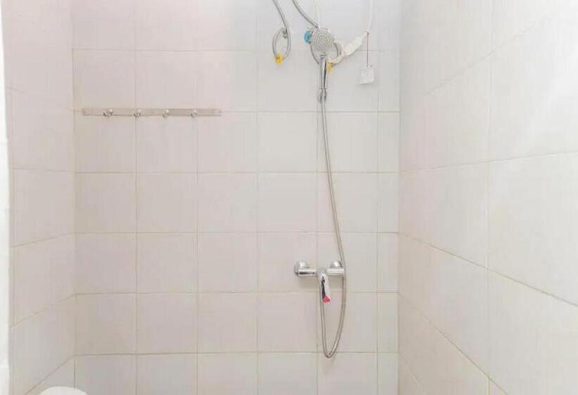 Номер Deluxe, Reddoorz Near Kaza Mall Surabaya
