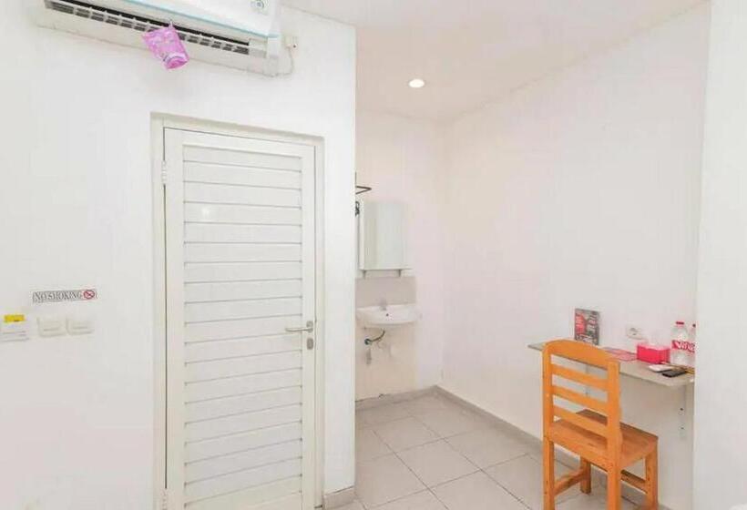 Номер Deluxe, Reddoorz Near Kaza Mall Surabaya