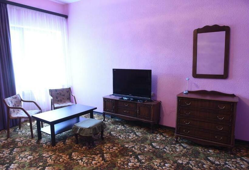 غرفة قياسية مزوَّدة بشُرفة, Red House Hatis