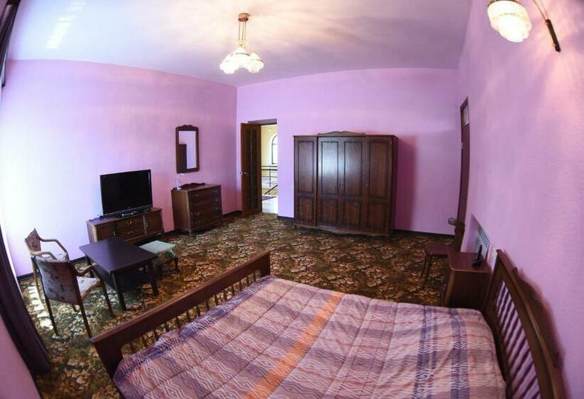 غرفة قياسية مزوَّدة بشُرفة, Red House Hatis