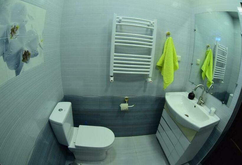 غرفة قياسية مزوَّدة بشُرفة, Red House Hatis