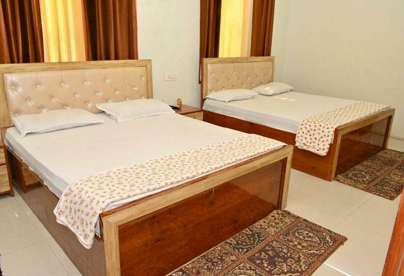 패밀리 룸, Corridor Inn