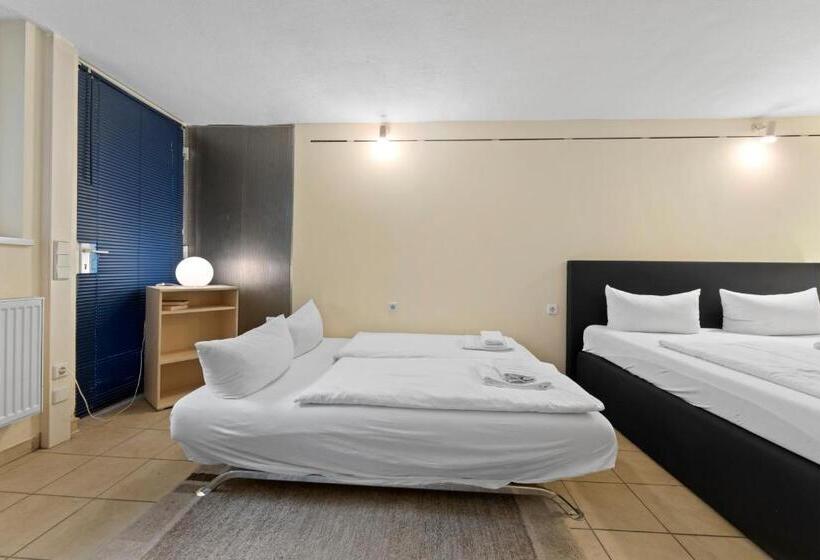 اتاق سوپریور خانوادگی, Comenius