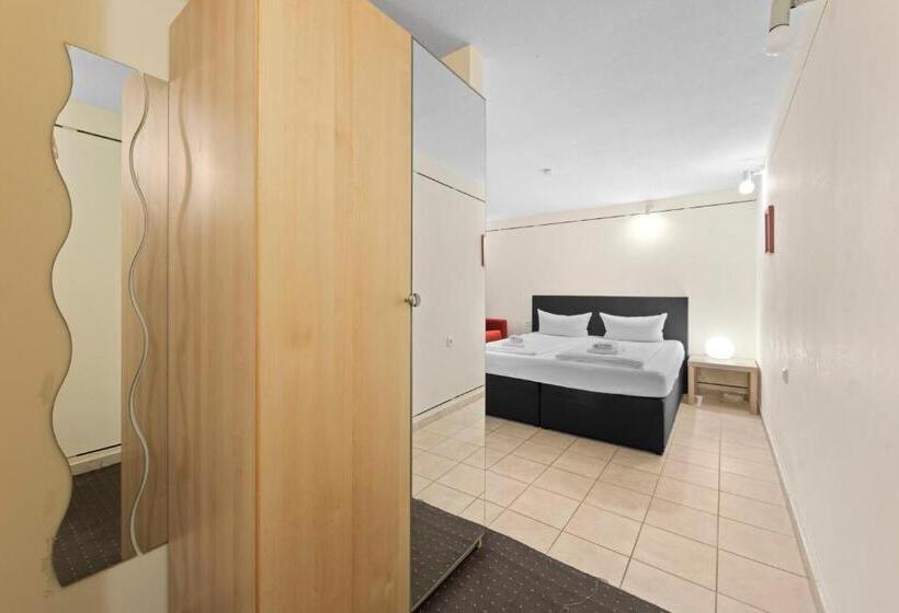 اتاق سوپریور خانوادگی, Comenius