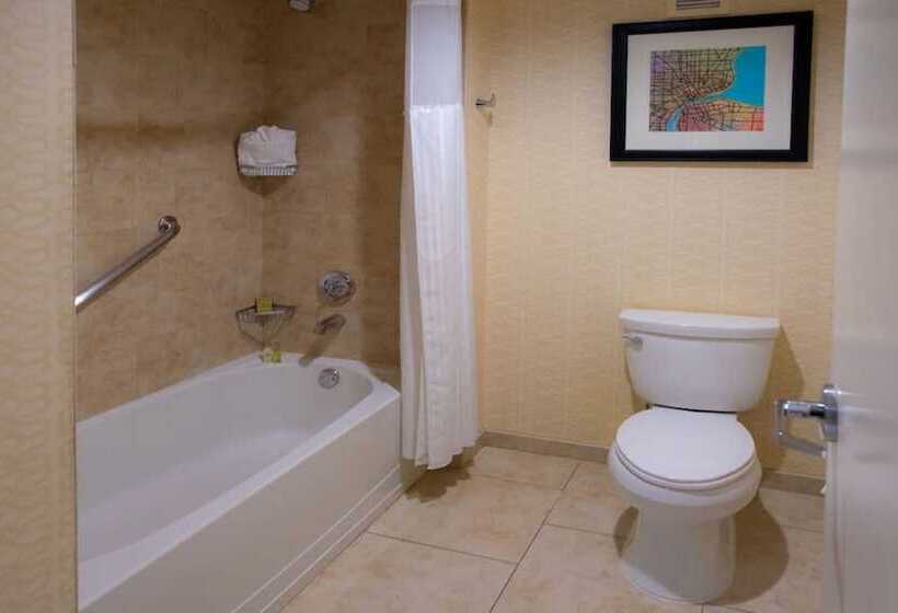 Люкс Адаптированный для Инвалидов, Doubletree Suites By Hilton Hotel Detroit Downtown Fort Shelby