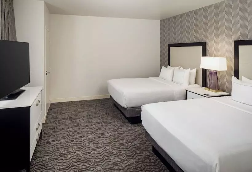 سوئیت برای معلولان, Doubletree Suites By Hilton Hotel Detroit Downtown   Fort Shelby