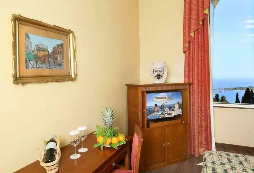 اتاق لوکس با چشم‌انداز دریا, Excelsior Palace
