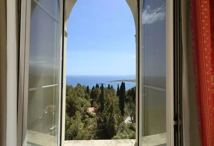 اتاق لوکس با چشم‌انداز دریا, Excelsior Palace