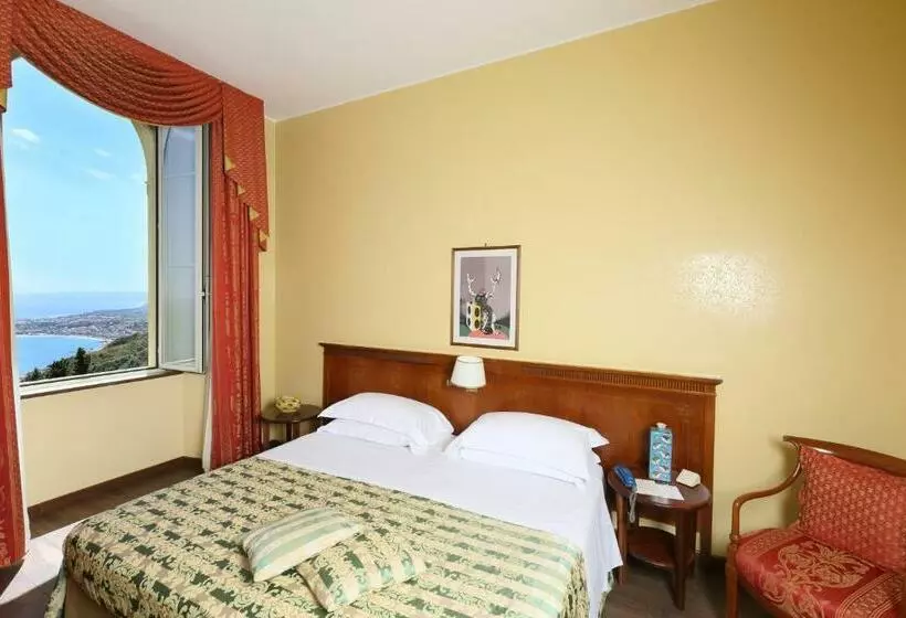 اتاق لوکس با چشم‌انداز دریا, Excelsior Palace