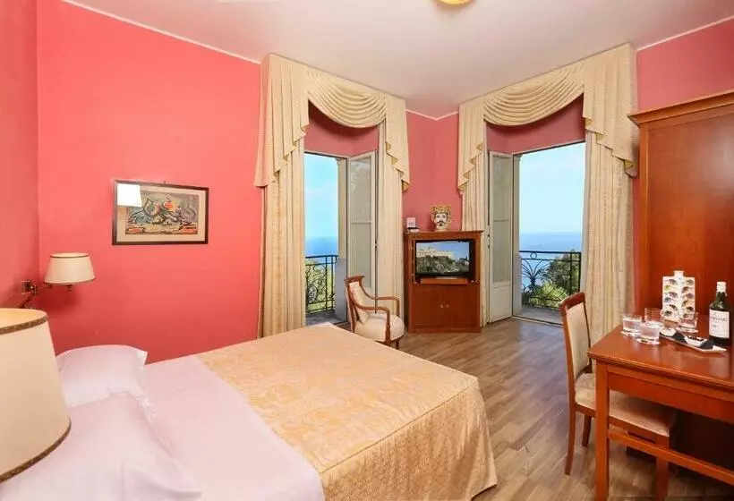 اتاق لوکس با چشم‌انداز دریا, Excelsior Palace