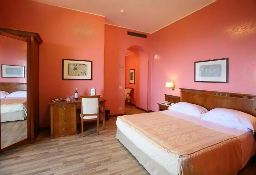 اتاق لوکس با چشم‌انداز دریا, Excelsior Palace