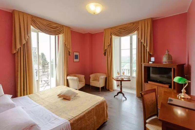 اتاق لوکس با چشم‌انداز دریا, Excelsior Palace
