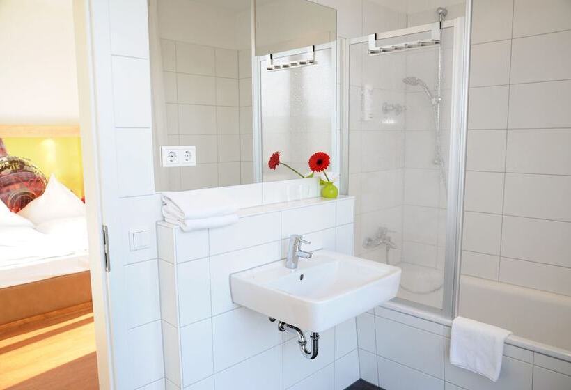 اتاق استاندارد سه نفره, H+ Hotel 4youth