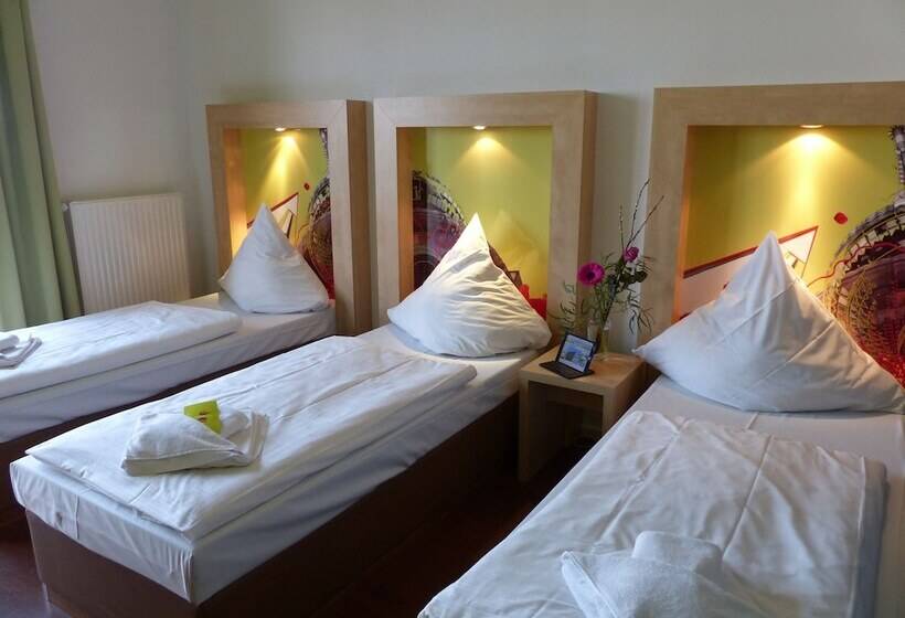 اتاق استاندارد سه نفره, H+ Hotel 4youth