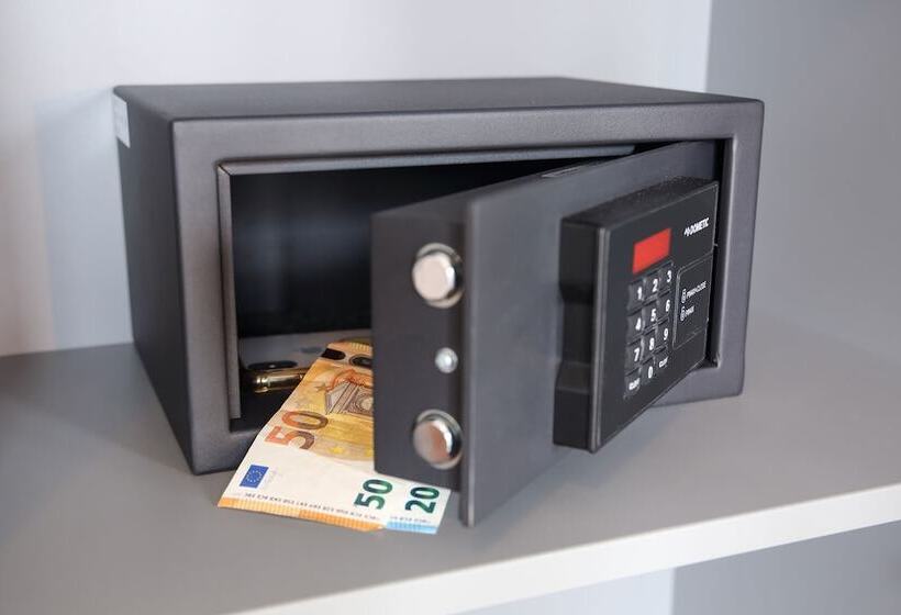 اتاق راحتی سه تخته, H+ Hotel 4youth