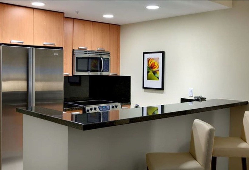 带2个双人床的标准工作室, Beach House Fort Lauderdale, a Hilton Resort