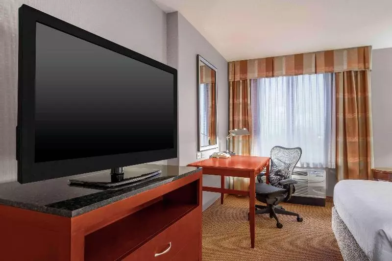 キングサイズベッドのスタンダードルーム, Hilton Garden Inn Independence