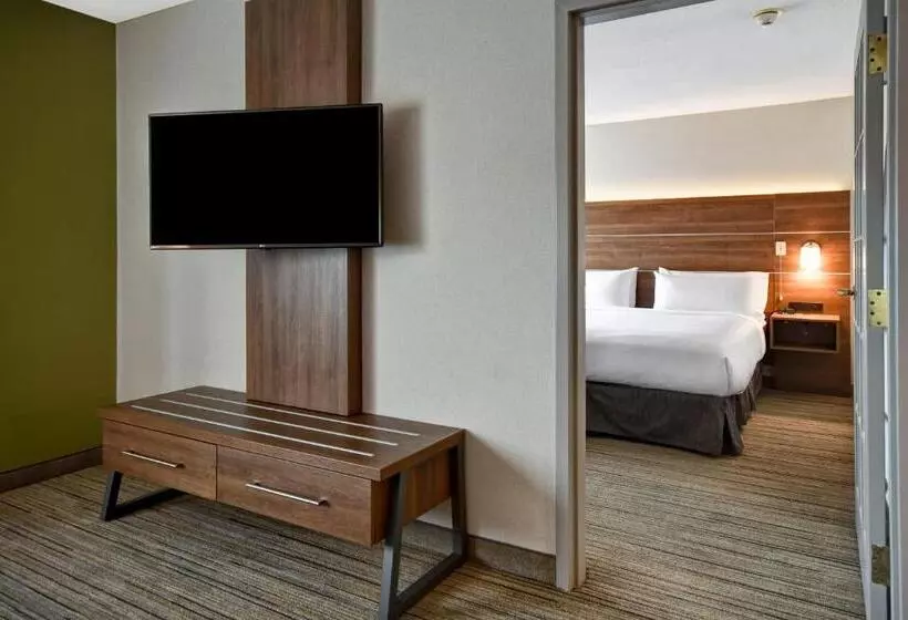 キングサイズベッドのスイートルーム, Holiday Inn Express Newport North   Middletown, An Ihg