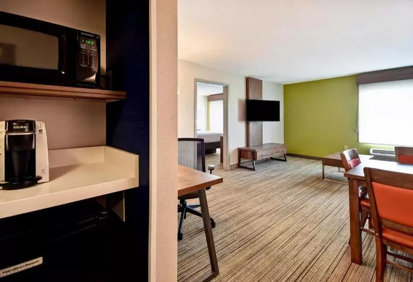 キングサイズベッドのスイートルーム, Holiday Inn Express Newport North   Middletown, An Ihg