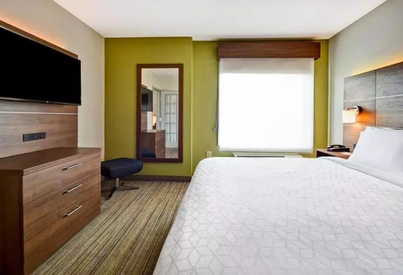 キングサイズベッドのスイートルーム, Holiday Inn Express Newport North   Middletown, An Ihg