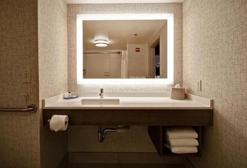 Номер Стандарт Адаптированный для Инвалидов, Holiday Inn Express Newport North   Middletown, An Ihg