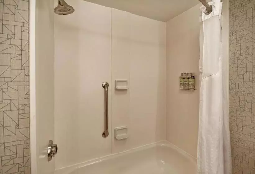 身障者適用スイートルーム, Holiday Inn Express Newport North   Middletown, An Ihg