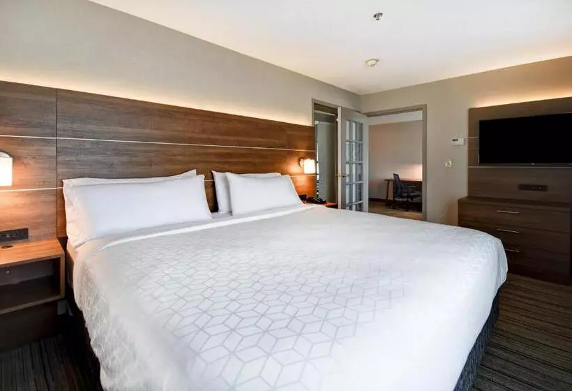 身障者適用スイートルーム, Holiday Inn Express Newport North   Middletown, An Ihg