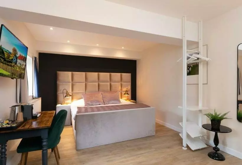Standard Kolmen Hengen Huone, Landgoed Overste Hof