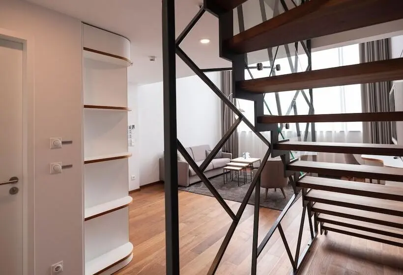 سوییت لوکس, MOA Berlin