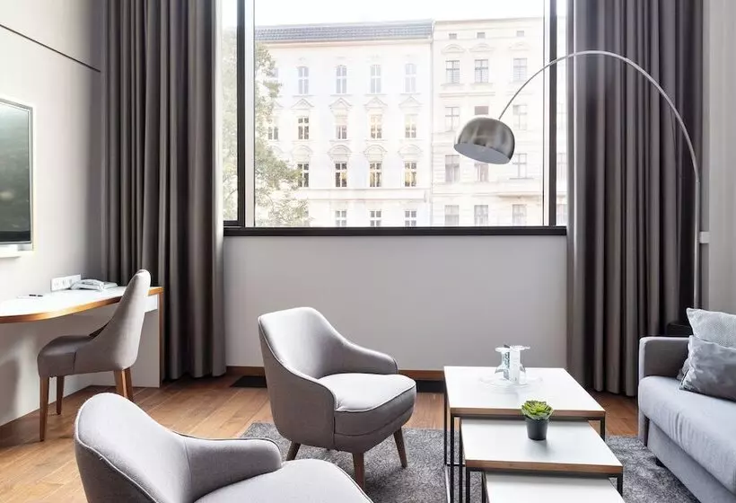 سوییت لوکس, MOA Berlin