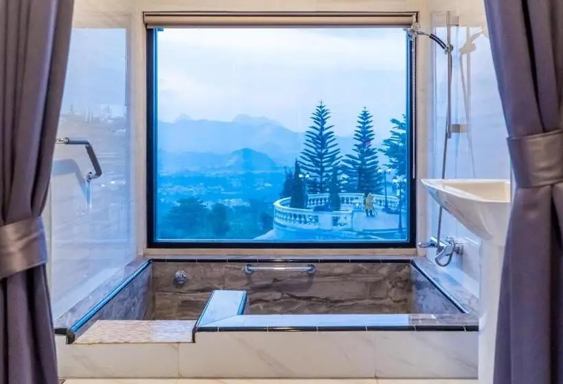 Suite Familiar, Hidden Valley Hills
