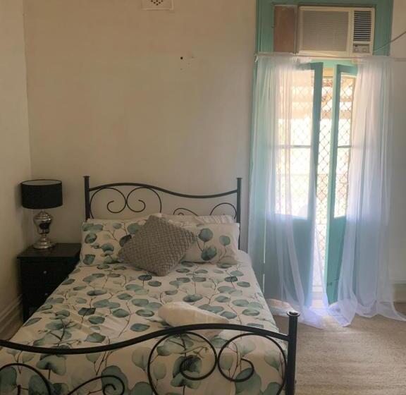 标准间, Koorawatha