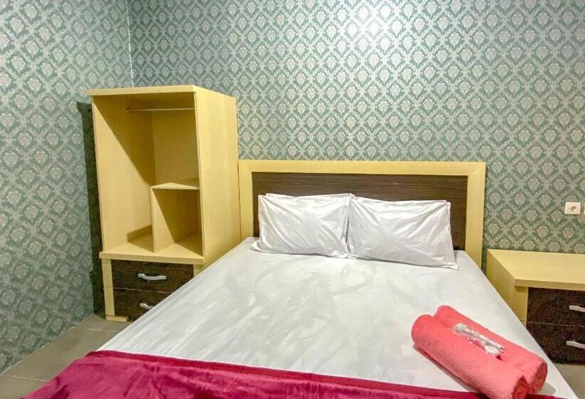 デラックスルーム, Tini S Guest House Malang Mitra Reddoorz