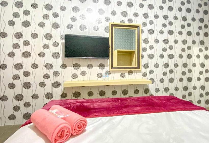 Номер Deluxe, Tini S Guest House Malang Mitra Reddoorz