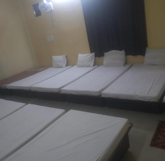 تختخواب در اتاق مشترک, Sahil Inn