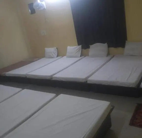 Lit en Chambre Commune, Sahil Inn