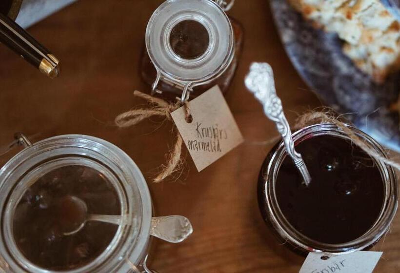 舒适三人间, Axatorpsgården