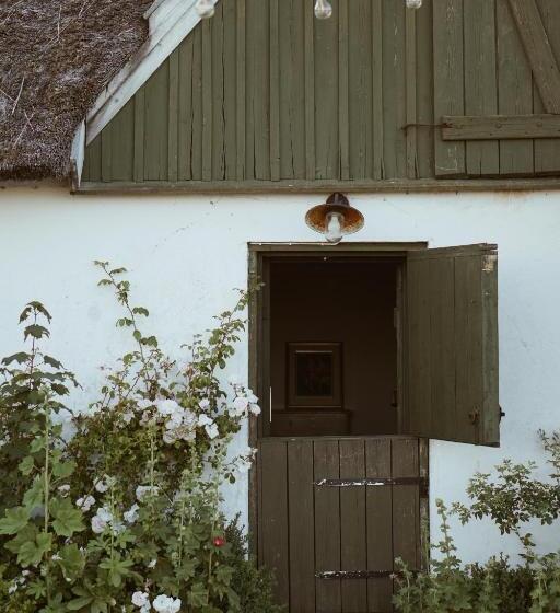 舒适三人间, Axatorpsgården