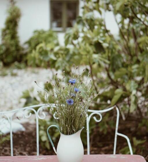 舒适三人间, Axatorpsgården