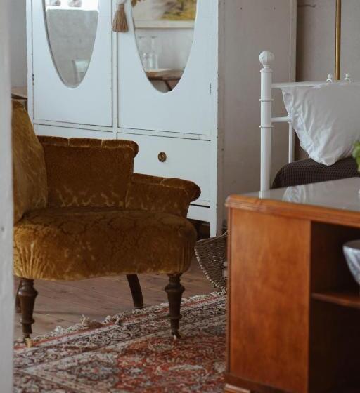 舒适三人间, Axatorpsgården