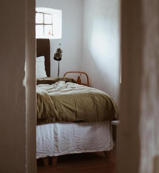 舒适三人间, Axatorpsgården