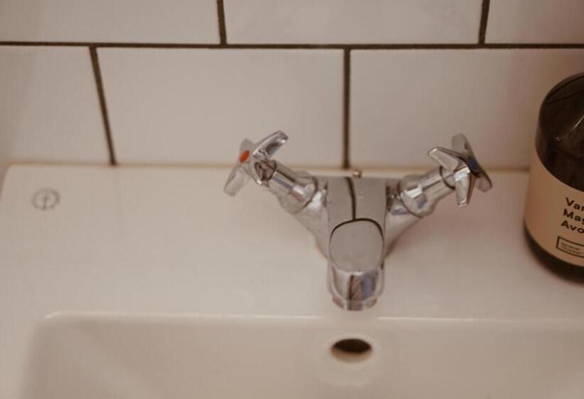 舒适三人间, Axatorpsgården