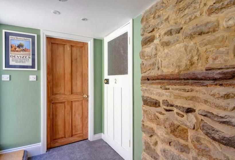 חדר סטנדרט, The Green Parrot