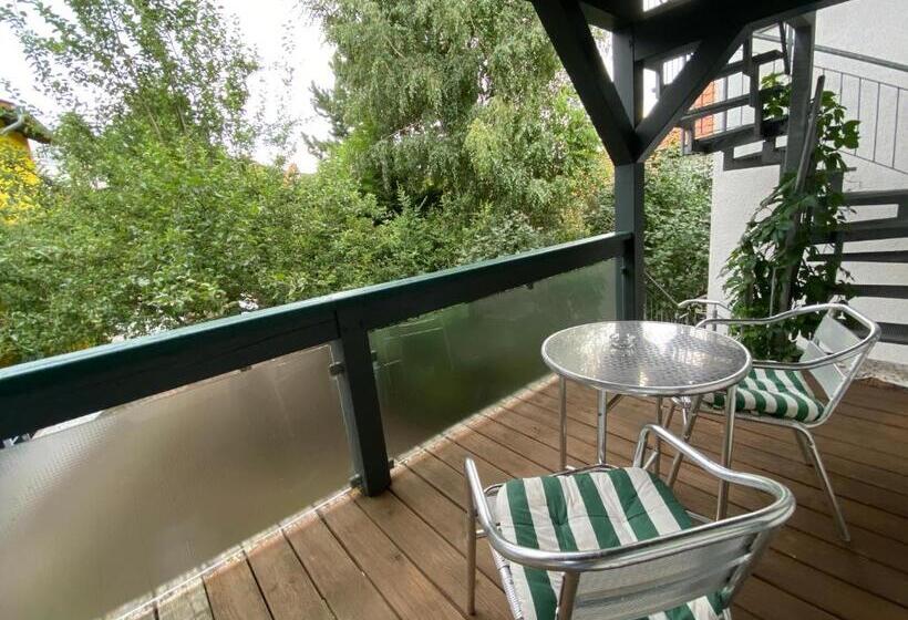 이코노미 룸, Passage 84   Hotel & Café